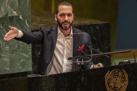 El presidente salvadoreño, Nayib Bukele, se toma una selfi en la Asamblea General de las Naciones Unidas, el jueves 26 de septiembre de 2019, en la sede de la ONU en Nueva York. (Brittainy Newman / The New York Times)