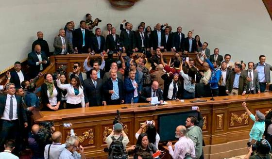 Guaidó juramenta como presidente del parlamento venezolano