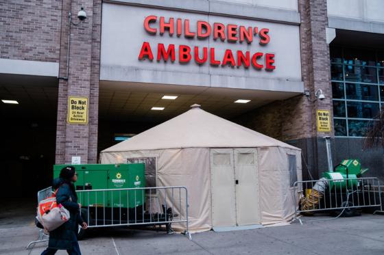 Una tienda de campaña afuera del estacionamiento de ambulancias infantiles en el NewYork-Presbyterian Morgan Stanley Children's Hospital, en Nueva York, el 19 de marzo de 2020