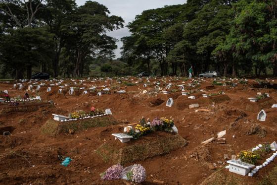 Sepultureros en el cementerio Villa Formosa en São Paulo, Brasil, el mes pasado