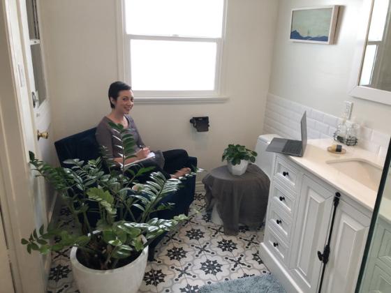 Saba Lurie opera su consultorio privado de psicoterapia desde el baño de su casa en Los Ángeles