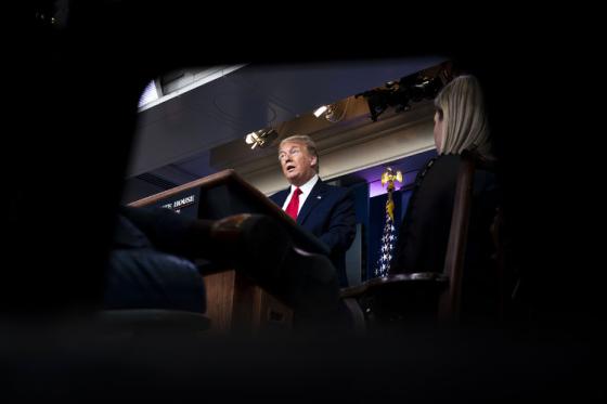 El presidente Donald Trump durante una sesión informativa sobre el coronavirus en la Casa Blanca, Washington, el 20 de abril de 2020