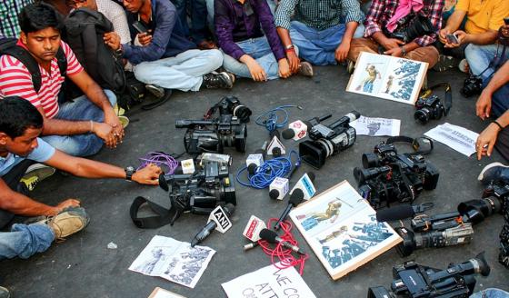 Los periodistas enfrentan nuevas amenazas de los gobiernos que cubren