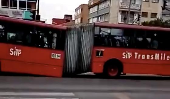 Bus de TransMilenio se partió en dos sobre la Av. Caracas