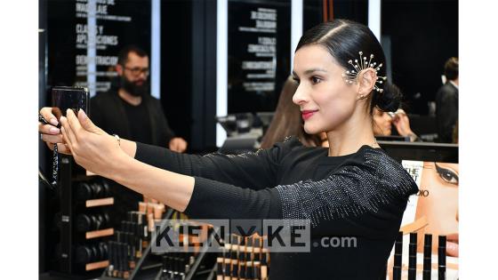 Paola Rey probando el nuevo labial de Maleja Restrepo. Paola Rey probando el nuevo labial de Maleja Restrepo.