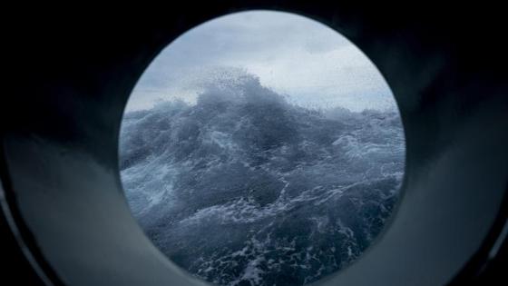 Amanecer ártico en la Antártida Paisaje de la isla de Joinville a través de un ojo de buey del Ártico, a la entrada del mar de Weddell, en la Antártida.