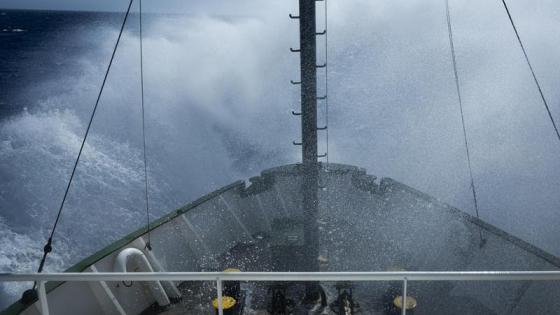 El barco de Greenpeace, Arctic Sunrise, se mueve a través de mares ondulantes mientras cruza el Pasaje Drake después de un recorrido de 6 semanas por la Antártida.