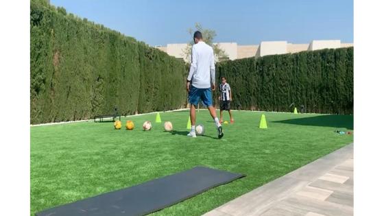 El goleador colombiano Carlos Bacca se une al #Yomequedoencasa junto a su familia.