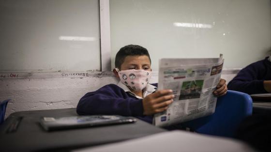 Un grupo de estudiantes diseña sus propios tapabocas en la escuela Julio César Turbay ubicada en el área urbana del municipio de Soacha. Foto: Juancho Torres/ Anadolu Un grupo de estudiantes diseña sus propios tapabocas en la escuela Julio César Turbay ubicada en el área urbana del municipio de Soacha. Foto: Juancho Torres/ Anadolu