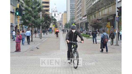 A menos de 12 horas para inicie la cuarentena nacional decretada por el presidente Iván Duque y que durará 19 días, decenas de personas se aglomeraron en la Plaza de Bolívar de Bogotá para exigir un diálogo con la alcaldesa Claudia López.   Foto: Andrés Lozano/ Kienyke.com