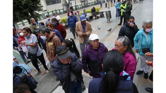 Un grupo de adultos mayores con recursos limitados protestan por la falta de apoyo económico durante la cuarentena en Bogotá.  Foto: Juan David Moreno/ Anadolu