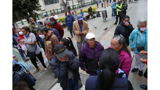 Un grupo de adultos mayores con recursos limitados protestan por la falta de apoyo económico durante la cuarentena en Bogotá. Foto: Juan David Moreno/ Anadolu Un grupo de adultos mayores con recursos limitados protestan por la falta de apoyo económico durante la cuarentena en Bogotá. Foto: Juan David Moreno/ Anadolu