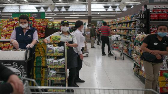 La población general teme la escasez de alimentos, pero los supermercados indican que "hay suficiente para todos".  Foto: Juancho Torres/ Anadolu