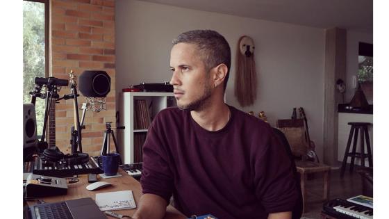 Sus canciones por lo general cuentan historias cotidianas de amor y desamor. Sus canciones por lo general cuentan historias cotidianas de amor y desamor.