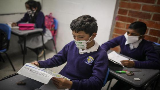 Un grupo de estudiantes diseña sus propios tapabocas en la escuela Julio César Turbay ubicada en el área urbana del municipio de Soacha. Foto: Juancho Torres/ Anadolu Un grupo de estudiantes diseña sus propios tapabocas en la escuela Julio César Turbay ubicada en el área urbana del municipio de Soacha. Foto: Juancho Torres/ Anadolu