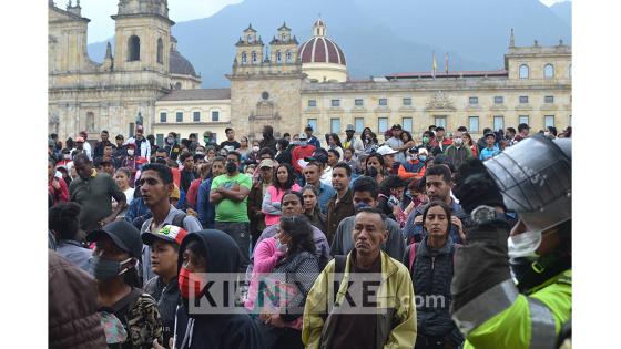 A menos de 12 horas para inicie la cuarentena nacional decretada por el presidente Iván Duque y que durará 19 días, decenas de personas se aglomeraron en la Plaza de Bolívar de Bogotá para exigir un diálogo con la alcaldesa Claudia López.   Foto: Andrés Lozano/ Kienyke.com