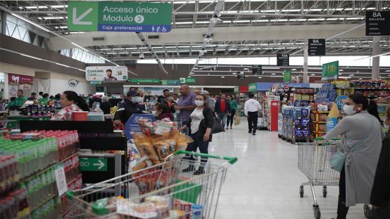 La población general teme la escasez de alimentos, pero los supermercados indican que "hay suficiente para todos".  Foto: Juancho Torres/ Anadolu