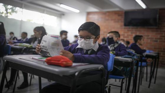 Un grupo de estudiantes diseña sus propios tapabocas en la escuela Julio César Turbay ubicada en el área urbana del municipio de Soacha. Foto: Juancho Torres/ Anadolu Un grupo de estudiantes diseña sus propios tapabocas en la escuela Julio César Turbay ubicada en el área urbana del municipio de Soacha. Foto: Juancho Torres/ Anadolu