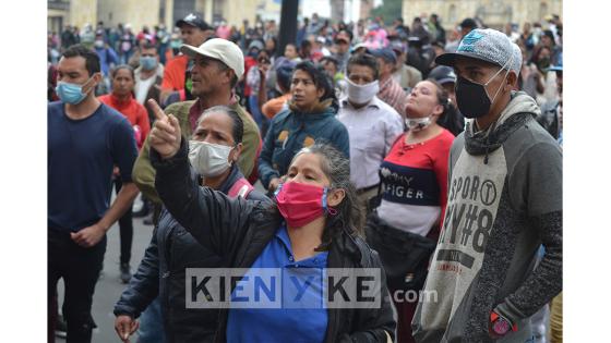 A menos de 12 horas para inicie la cuarentena nacional decretada por el presidente Iván Duque y que durará 19 días, decenas de personas se aglomeraron en la Plaza de Bolívar de Bogotá para exigir un diálogo con la alcaldesa Claudia López.   Foto: Andrés Lozano/ Kienyke.com