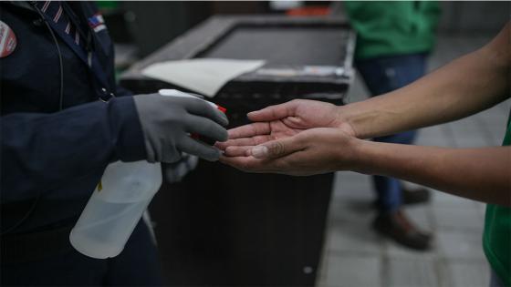 La población general teme la escasez de alimentos, pero los supermercados indican que "hay suficiente para todos".  Foto: Juancho Torres/ Anadolu