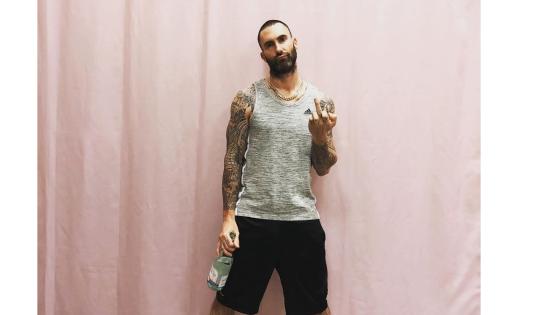 Así luce Adam Levine en redes sociales.