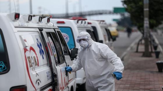 Los equipos de emergencia médica han estado trabajando arduamente para ayudar a las personas con síntomas de coronavirus en Bogotá.  Foto: Juancho Torres