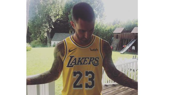 El vocalista y guitarrista de Maroon 5 es ambidiestro. El vocalista y guitarrista de Maroon 5 es ambidiestro.