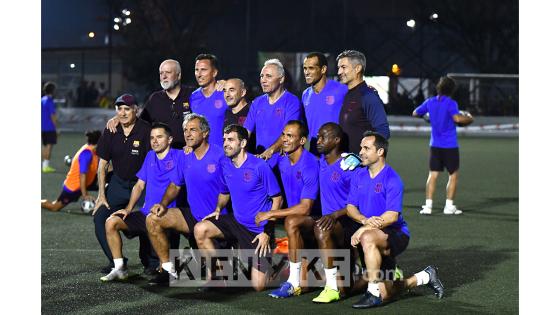 Entrenamiento de las leyendas del Barcelona previó al compromiso con las leyendas de la Selección Colombia. Entrenamiento de las leyendas del Barcelona previó al compromiso con las leyendas de la Selección Colombia.