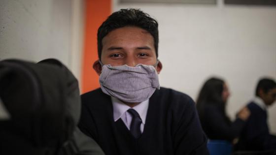 Un grupo de estudiantes diseña sus propios tapabocas en la escuela Julio César Turbay ubicada en el área urbana del municipio de Soacha. Foto: Juancho Torres/ Anadolu Un grupo de estudiantes diseña sus propios tapabocas en la escuela Julio César Turbay ubicada en el área urbana del municipio de Soacha. Foto: Juancho Torres/ Anadolu