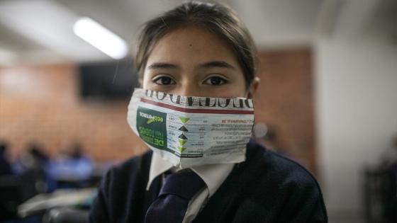 Un grupo de estudiantes diseña sus propios tapabocas en la escuela Julio César Turbay ubicada en el área urbana del municipio de Soacha. Foto: Juancho Torres/ Anadolu Un grupo de estudiantes diseña sus propios tapabocas en la escuela Julio César Turbay ubicada en el área urbana del municipio de Soacha. Foto: Juancho Torres/ Anadolu
