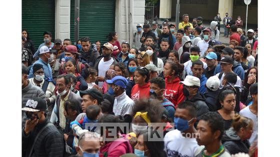 A menos de 12 horas para inicie la cuarentena nacional decretada por el presidente Iván Duque y que durará 19 días, decenas de personas se aglomeraron en la Plaza de Bolívar de Bogotá para exigir un diálogo con la alcaldesa Claudia López.   Foto: Andrés Lozano/ Kienyke.com