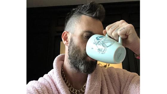 Así luce Adam Levine en redes sociales.