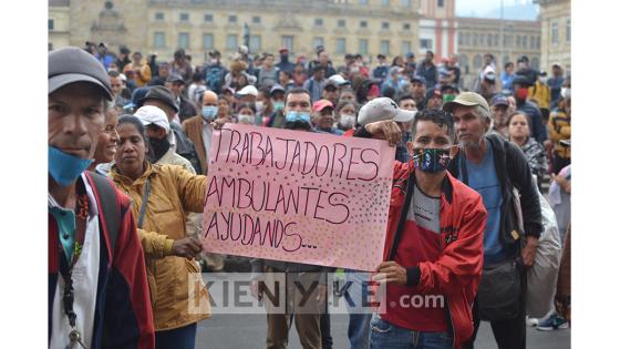 A menos de 12 horas para inicie la cuarentena nacional decretada por el presidente Iván Duque y que durará 19 días, decenas de personas se aglomeraron en la Plaza de Bolívar de Bogotá para exigir un diálogo con la alcaldesa Claudia López.   Foto: Andrés Lozano/ Kienyke.com