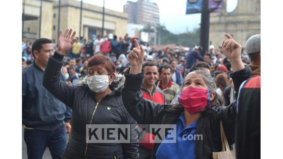 A menos de 12 horas para inicie la cuarentena nacional decretada por el presidente Iván Duque y que durará 19 días, decenas de personas se aglomeraron en la Plaza de Bolívar de Bogotá para exigir un diálogo con la alcaldesa Claudia López. Foto: Andrés Lozano/ Kienyke.com A menos de 12 horas para inicie la cuarentena nacional decretada por el presidente Iván Duque y que durará 19 días, decenas de personas se aglomeraron en la Plaza de Bolívar de Bogotá para exigir un diálogo con la alcaldesa Claudia López. Foto: Andrés Lozano/ Kienyke.com