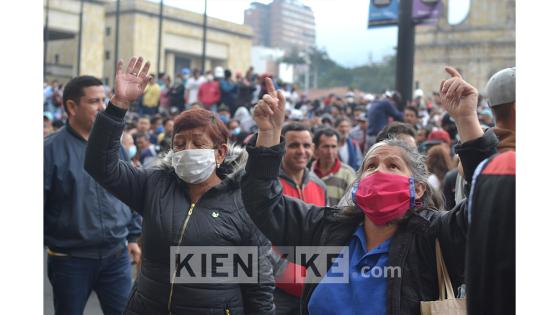 A menos de 12 horas para inicie la cuarentena nacional decretada por el presidente Iván Duque y que durará 19 días, decenas de personas se aglomeraron en la Plaza de Bolívar de Bogotá para exigir un diálogo con la alcaldesa Claudia López.   Foto: Andrés Lozano/ Kienyke.com