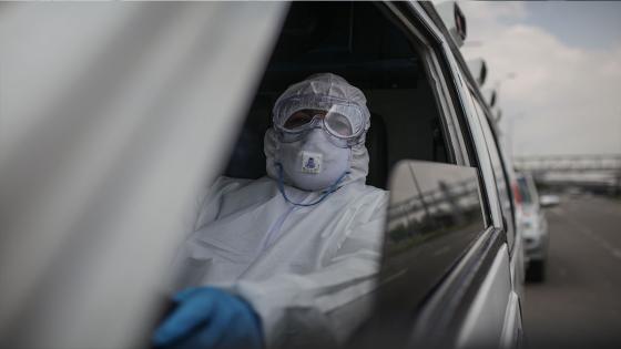 Los equipos de emergencia médica han estado trabajando arduamente para ayudar a las personas con síntomas de coronavirus en Bogotá.  Foto: Juancho Torres