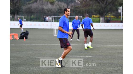 Entrenamiento de las leyendas del Barcelona previó al compromiso con las leyendas de la Selección Colombia. Entrenamiento de las leyendas del Barcelona previó al compromiso con las leyendas de la Selección Colombia.