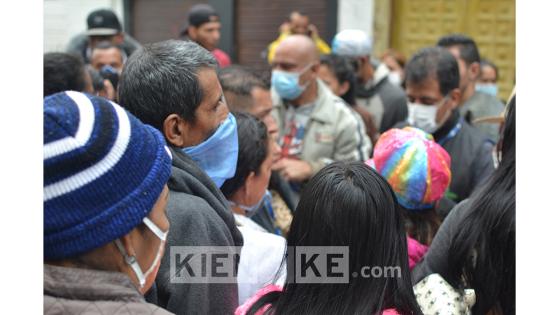 A menos de 12 horas para inicie la cuarentena nacional decretada por el presidente Iván Duque y que durará 19 días, decenas de personas se aglomeraron en la Plaza de Bolívar de Bogotá para exigir un diálogo con la alcaldesa Claudia López.   Foto: Andrés Lozano/ Kienyke.com