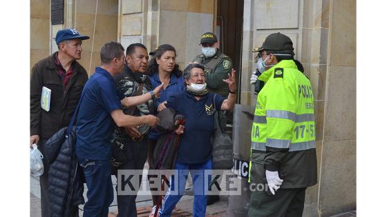 A menos de 12 horas para que inicie la cuarentena nacional decretada por el presidente Iván Duque y que durará 19 días, decenas de personas se aglomeraron en la Plaza de Bolívar de Bogotá para exigir un diálogo con la alcaldesa Claudia López.   Foto: Andrés Lozano/ Kienyke.com