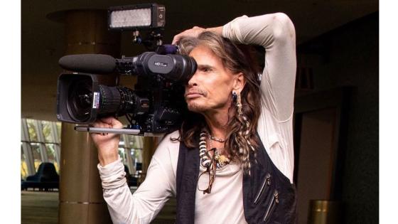 Steven Victor Tallarico es el nombre real de Steven Tyler, una de las más grandes rockstars que sigue con vida actualmente, hace poco cumplió 71 años de edad, es decir, su signo zodiacal es Aries. 