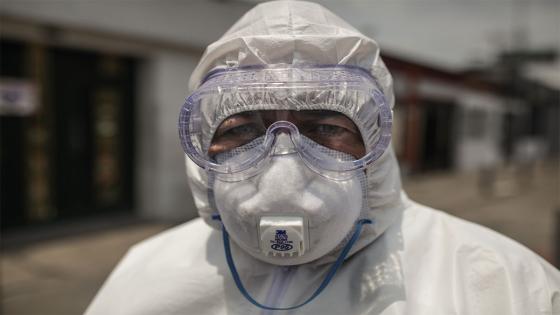 Los equipos de emergencia médica han estado trabajando arduamente para ayudar a las personas con síntomas de coronavirus en Bogotá.  Foto: Juancho Torres