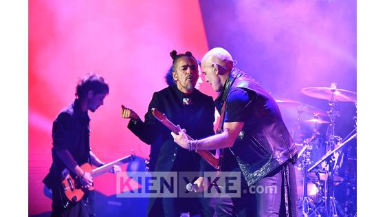 Bogotá fue la primera escala de la gira ‘Gracias Totales’, que recorrerá varias ciudades de Latinoamérica y Estados Unidos, reafirmando el legado de ser la banda de rock en español más grande e influyente, pero sobre todo, rendirle tributo a la memoria, alma, corazón y talento de Soda Stereo, su líder Gustavo Cerati. Bogotá fue la primera escala de la gira ‘Gracias Totales’, que recorrerá varias ciudades de Latinoamérica y Estados Unidos, reafirmando el legado de ser la banda de rock en español más grande e influyente, pero sobre todo, rendirle tributo a la memoria, alma, corazón y talento de Soda Stereo, su líder Gustavo Cerati.