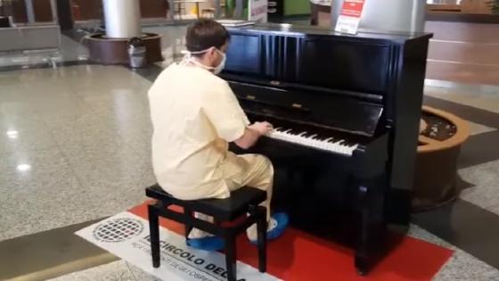 médico toca el piano médico toca el piano