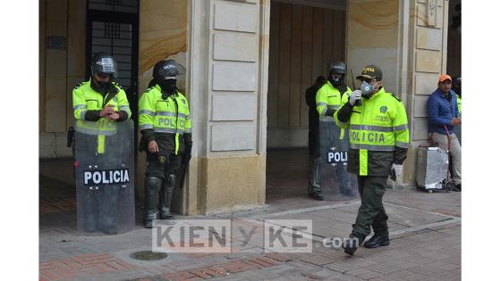 A menos de 12 horas para inicie la cuarentena nacional decretada por el presidente Iván Duque y que durará 19 días, decenas de personas se aglomeraron en la Plaza de Bolívar de Bogotá para exigir un diálogo con la alcaldesa Claudia López.   Foto: Andrés Lozano/ Kienyke.com