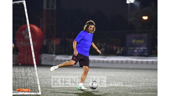 Entrenamiento de las leyendas del Barcelona previó al compromiso con las leyendas de la Selección Colombia. Entrenamiento de las leyendas del Barcelona previó al compromiso con las leyendas de la Selección Colombia.