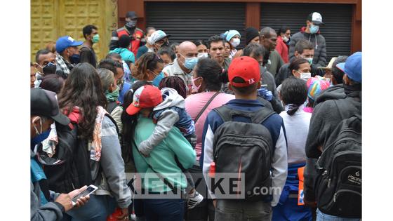 A menos de 12 horas para inicie la cuarentena nacional decretada por el presidente Iván Duque y que durará 19 días, decenas de personas se aglomeraron en la Plaza de Bolívar de Bogotá para exigir un diálogo con la alcaldesa Claudia López.   Foto: Andrés Lozano/ Kienyke.com