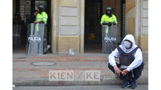 A menos de 12 horas para inicie la cuarentena nacional decretada por el presidente Iván Duque y que durará 19 días, decenas de personas se aglomeraron en la Plaza de Bolívar de Bogotá para exigir un diálogo con la alcaldesa Claudia López.   Foto: Andrés Lozano/ Kienyke.com