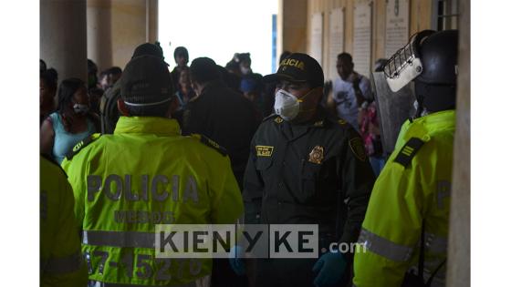 A menos de 12 horas para inicie la cuarentena nacional decretada por el presidente Iván Duque y que durará 19 días, decenas de personas se aglomeraron en la Plaza de Bolívar de Bogotá para exigir un diálogo con la alcaldesa Claudia López.   Foto: Andrés Lozano/ Kienyke.com