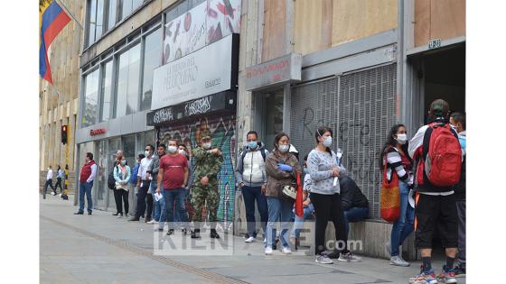 A menos de 12 horas para inicie la cuarentena nacional decretada por el presidente Iván Duque y que durará 19 días, decenas de personas se aglomeraron en la Plaza de Bolívar de Bogotá para exigir un diálogo con la alcaldesa Claudia López.   Foto: Andrés Lozano/ Kienyke.com