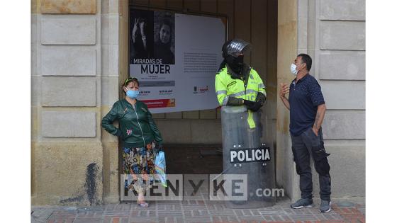 A menos de 12 horas para inicie la cuarentena nacional decretada por el presidente Iván Duque y que durará 19 días, decenas de personas se aglomeraron en la Plaza de Bolívar de Bogotá para exigir un diálogo con la alcaldesa Claudia López.   Foto: Andrés Lozano/ Kienyke.com